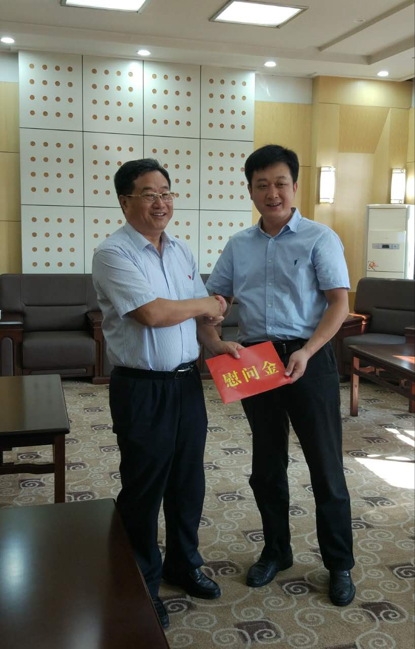 振兴街办事处副主任王霞,党办主任李雷及德兴社区党支部书记孟昌盛